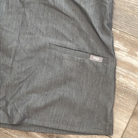 Figs Casma™ Three-Pocket Short Sleeve Scrub Top Color Graphite Gray Size XXS - Picture 4 of 6